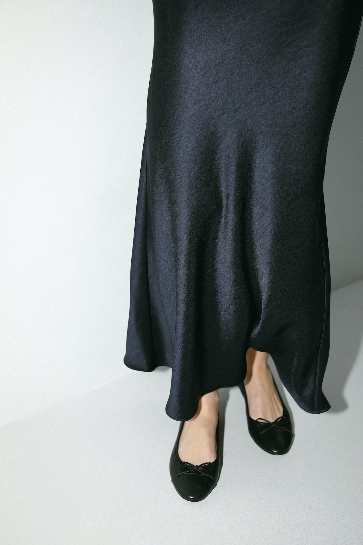 REiL BIAS CUT SATIN SKIRT / NAVY