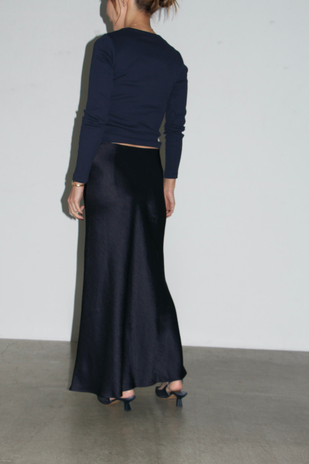 REiL BIAS CUT SATIN SKIRT / NAVY