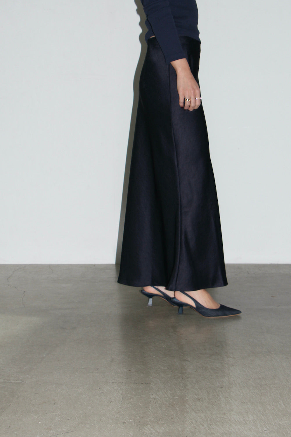 REiL BIAS CUT SATIN SKIRT / NAVY