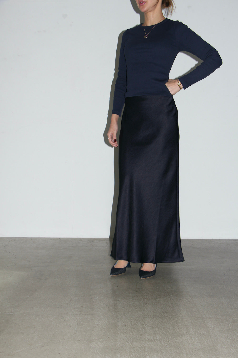 REiL BIAS CUT SATIN SKIRT / NAVY